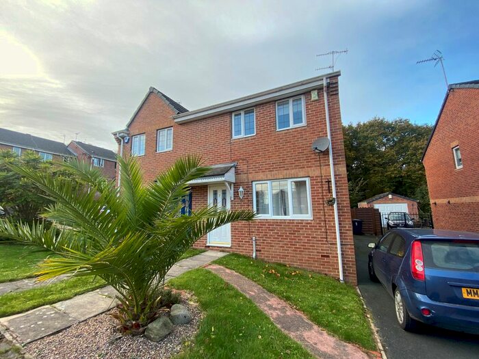 3 Bedroom Property To Rent In St. Benedicts Chase, Leeds LS13