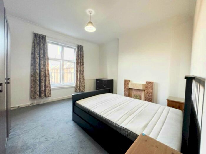 1 Bedroom Flat To Rent In Lime Grove, Shepherds Bush, London, W12