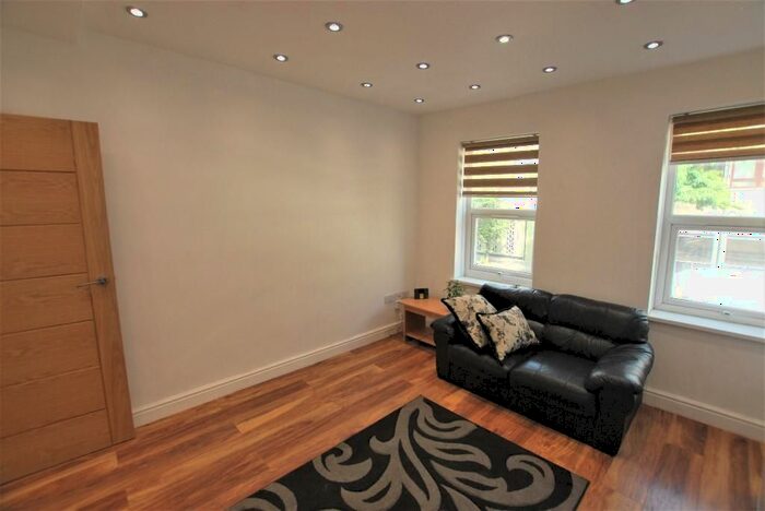 2 Bedroom Flat To Rent In Cambridge Heath Road, London, E2