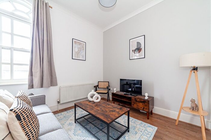 2 Bedroom Flat To Rent In Middleton Road, London, E8