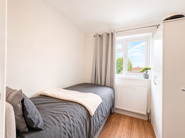 1 Bedroom Flat To Rent In Berkeley Avenue, Hounslow, TW4