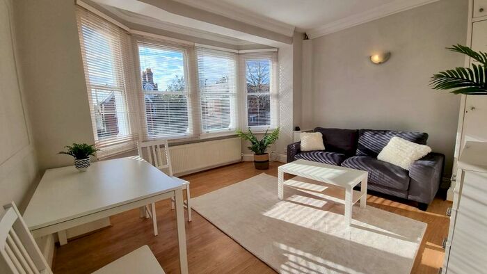 1 Bedroom Flat To Rent In Twyford Avenue, West Acton, London, W3
