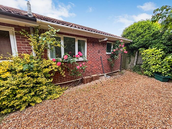 2 Bedroom Bungalow For Sale In Gracemere Crescent, Basingstoke, RG22