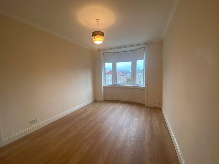 3 Bedroom Flat To Rent In Kilchattan Drive, Glasgow, G44