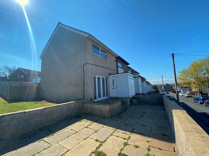 2 Bedroom House To Rent In Bodmin Gardens, Leeds, LS10