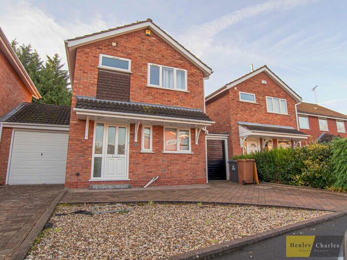3 Bedroom Detached House To Rent In Cricket Close, Walsall, WS5