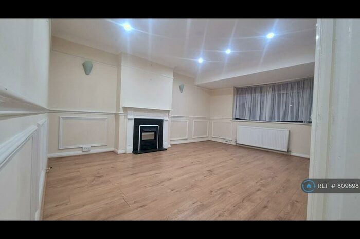 2 Bedroom Maisonette To Rent In Westmere Drive, London, NW7