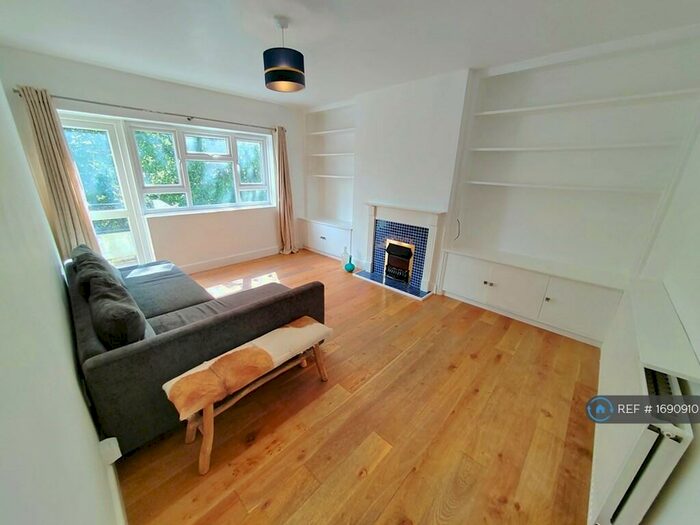 3 Bedroom Flat To Rent In Westbridge House, London, SW11