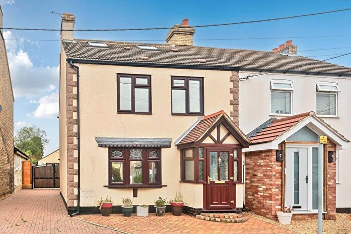 4 Bedroom Semi-Detached House For Sale In The Thinnings, Flitwick, MK45