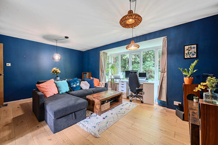 1 Bedroom Apartment For Sale In Linwood Close, London, SE5