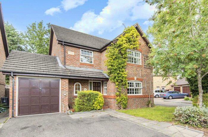 4 Bedroom House To Rent In Minehurst Road, Mytchett, GU16