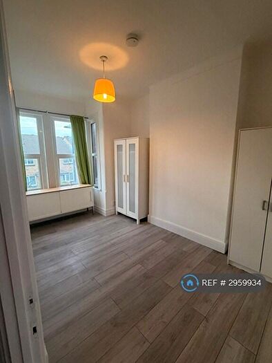 2 Bedroom Flat To Rent In Rochester Avenue, London, E13