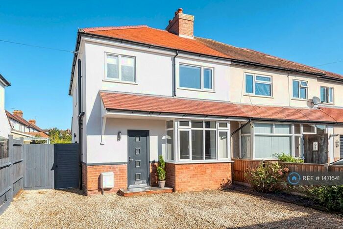 4 Bedroom Semi-Detached House To Rent In New Cross Road, Guildford, GU2