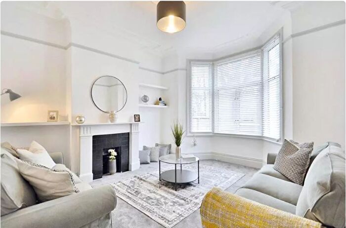 2 Bedroom Flat To Rent In Iffley Road, Shepherds Bush, W6