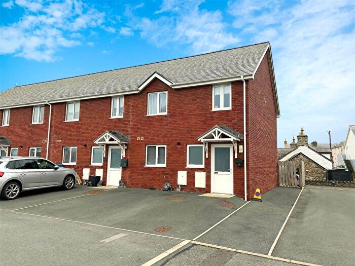 3 Bedroom End Of Terrace House For Sale In Swn Y Tonnau, Tywyn, Gwynedd, LL36