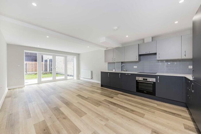 4 Bedroom Flat To Rent In Furness Road, Furness Road, NW10