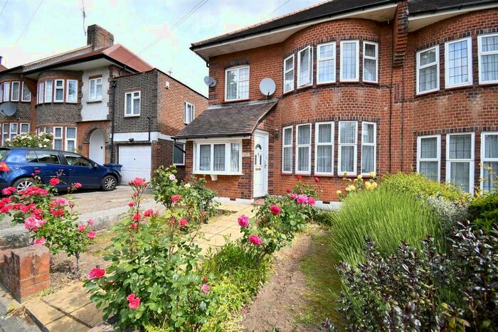 3 Bedroom Semi-Detached House To Rent In Saddlescombe Way, Woodside Park, N12