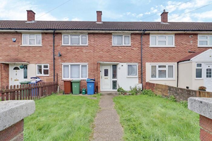 3 Bedroom Terraced House For Sale In Manor Close, Aveley, South Ockendon, RM15