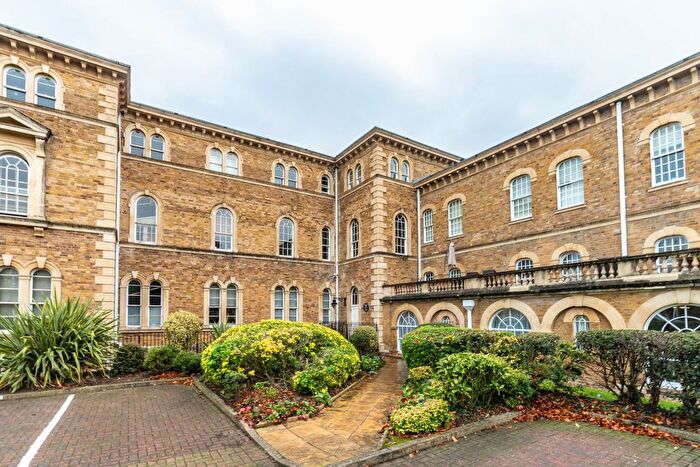1 Bedroom Flat For Sale In Princess Park Manor, Royal Drive, London, N11