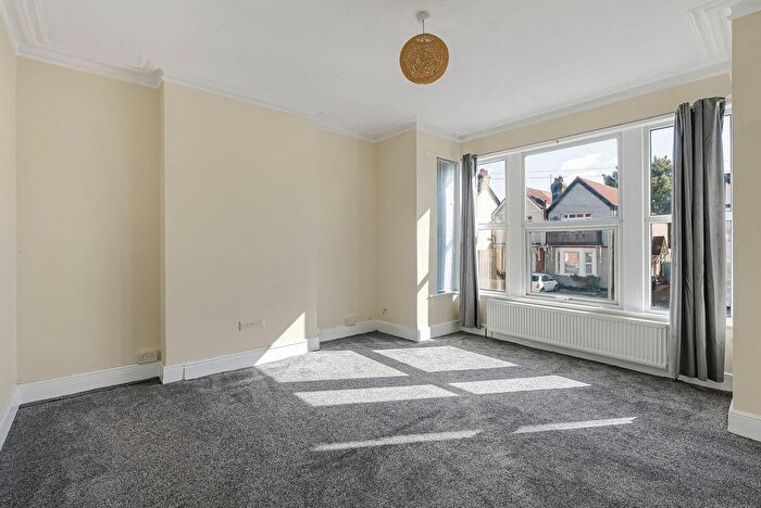 3 Bedroom Flat To Rent In Meteor Road, Westcliff-On-Sea, SS0