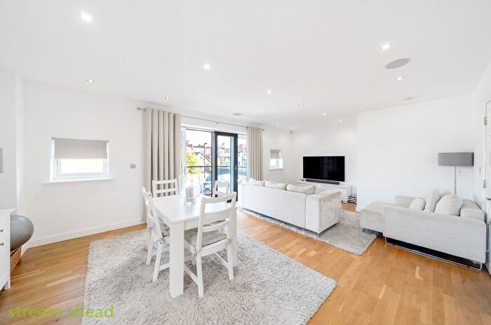 2 Bedroom Flat For Sale In Haling Down Passage, South Croydon, CR2