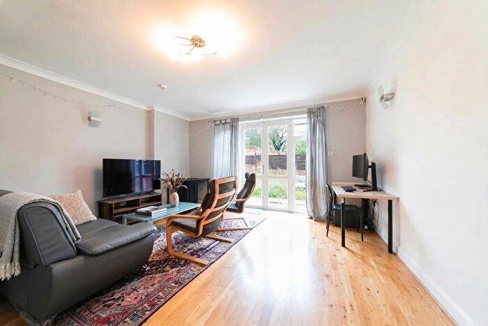 2 Bedroom Flat To Rent In Heathfield Park, Willesden Green, NW2