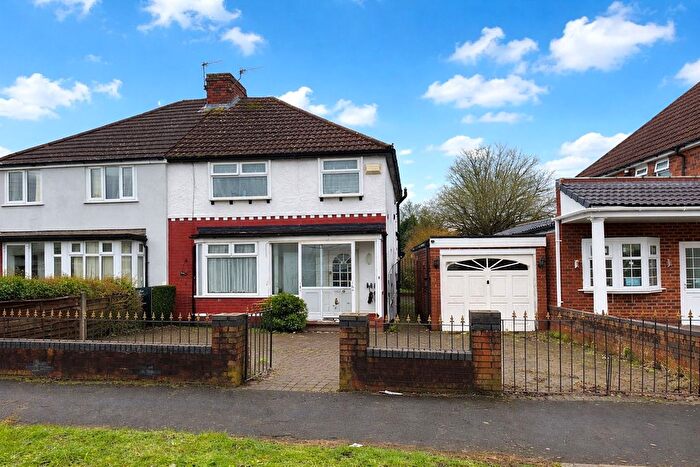 3 Bedroom Semi Detached House For Sale In Redthorn Grove, Birmingham, West Midlands, B33