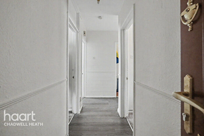 2 Bedroom Flat For Sale In Eagle Avenue, Romford, RM6