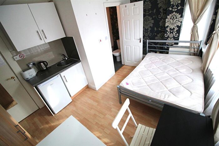 Studio To Rent In Beechcroft Avenue, London, NW11