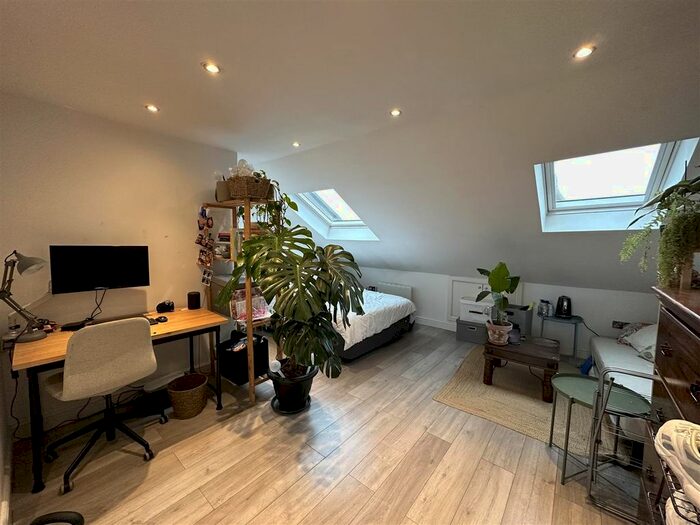 3 Bedroom Flat To Rent In Askew Road, London, W12