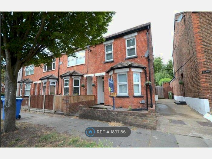 2 Bedroom End Of Terrace House To Rent In Highland Road, Aldershot, GU12