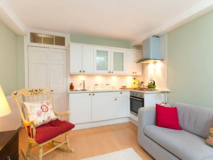 Apartment To Rent In Cumberland Street, Edinburgh, Midlothian, EH3