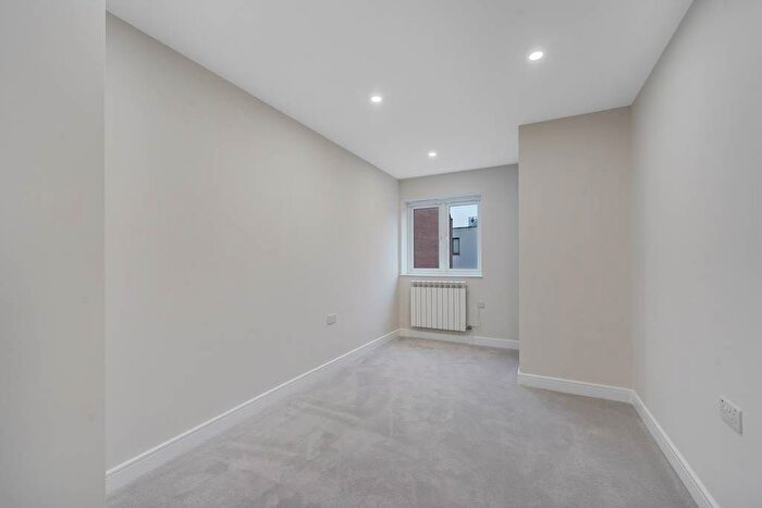 3 Bedroom Flat To Rent In High Road, London, N12
