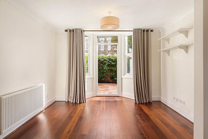 2 Bedroom Flat To Rent In Barnard Road, London, SW11