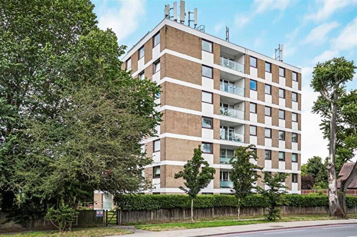 3 Bedroom Flat For Sale In Roehampton Court, Barnes, SW13