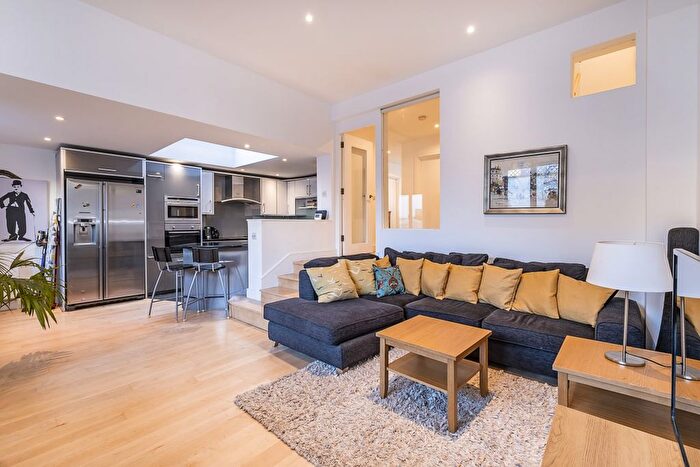 5 Bedroom End Of Terrace House To Rent In The Chase, London London, SW4