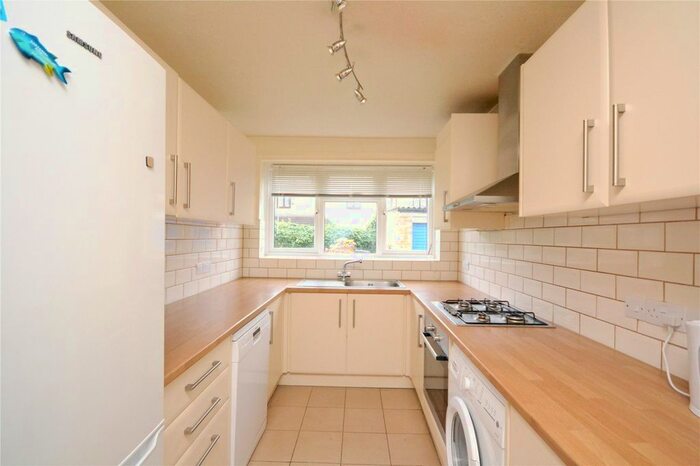 2 Bedroom Flat To Rent In Fairfield Close, North Finchley, London, N12