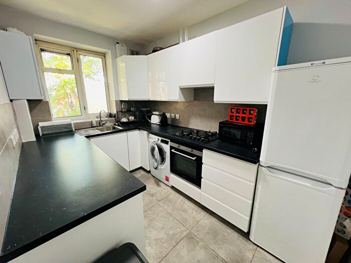 3 Bedroom Flat To Rent In Mortimer Crescent, London, NW6