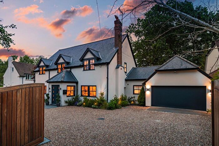 4 Bedroom Detached House For Sale In The Avenue, Crowthorne, RG45