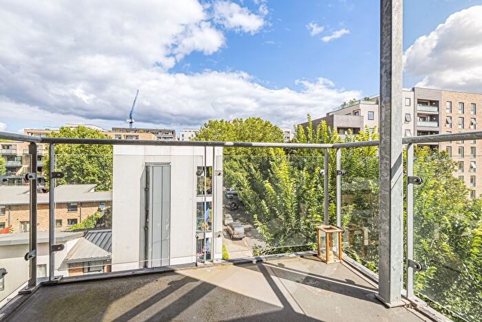 3 Bedroom Flat To Rent In Palmerston Road, London, W3