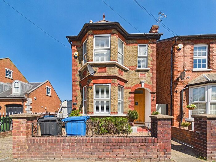 4 Bedroom Detached House For Sale In Wraysbury Road, Staines, Surrey, TW18