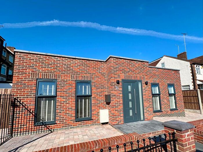 2 Bedroom Detached House To Rent In Hereford Avenue, East Barnet, Barnet, Greater London, EN4