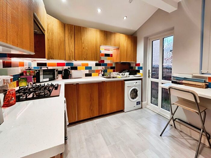 2 Bedroom Flat To Rent In Platt Lane, Fallowfield, Manchester, M14