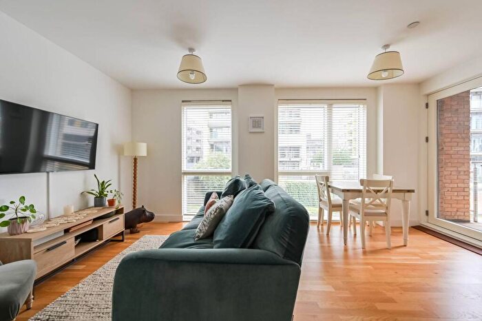 2 Bedroom Flat For Sale In Upper North Street, Tower Hamlets, London, E14