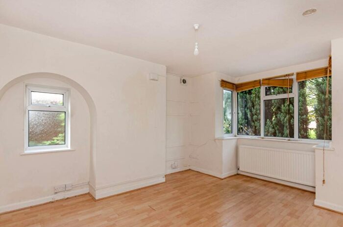 6 Bedroom Detached House To Rent In Ashenden Road, Guildford, GU2