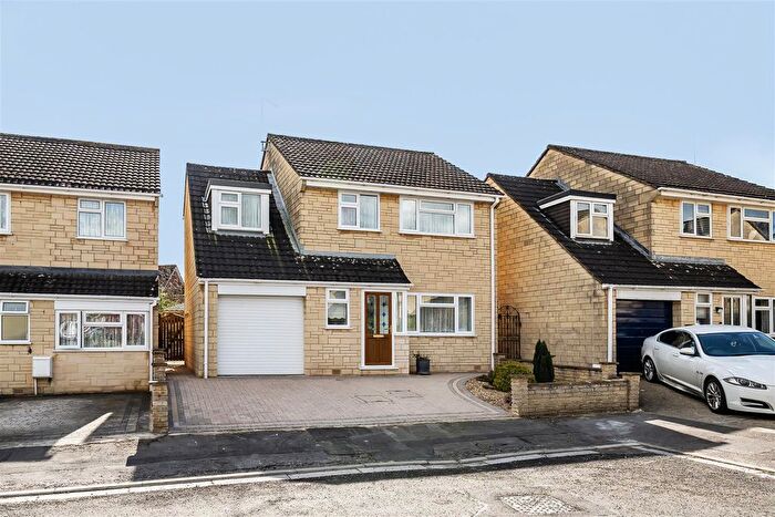 4 Bedroom Detached House For Sale In Salisbury Close, Chippenham, SN14