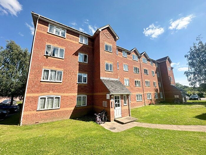 2 Bedroom Flat To Rent In Ascot Court, Aldershot, GU11