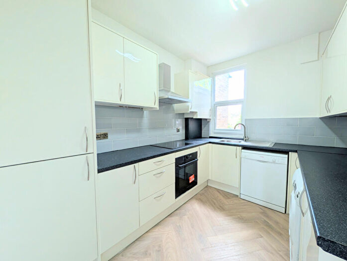 2 Bedroom Flat To Rent In Green Lanes, Palmers Green, N13
