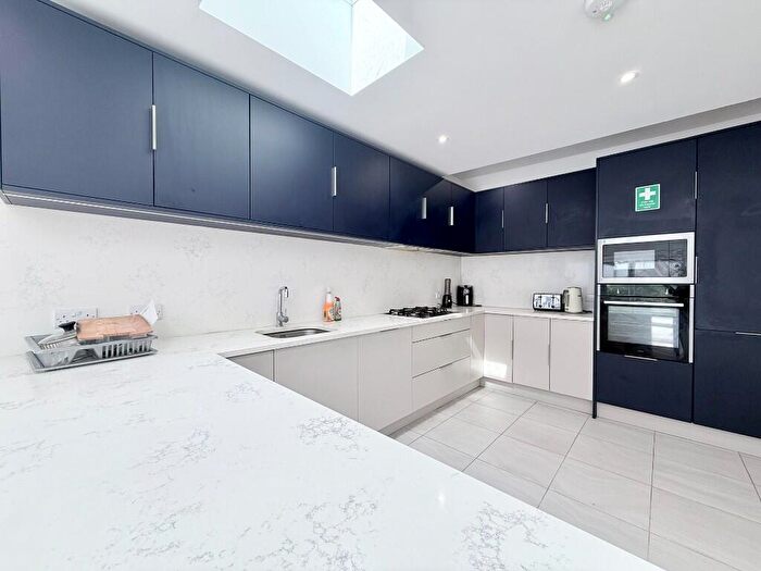 4 Bedroom Semi Detached House To Rent In Oval Road, Croydon, London, CR0