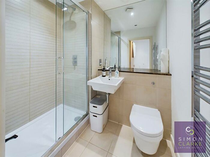 2 Bedroom Apartment To Rent In Holders Hill Road, Mill Hill, NW7
